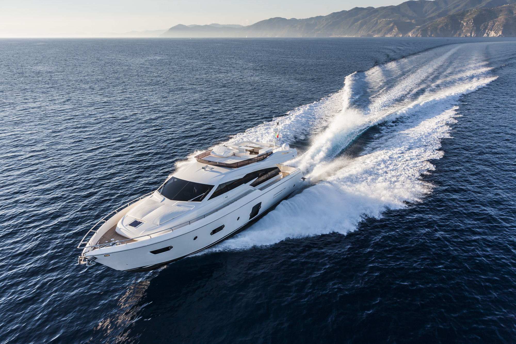 FERRETTI YACHTS 750: THE FLYBRIDGE LINE KEEPS EVOLVING THROUGH A NEW SPORTY MODEL CHARACTERISED BY A STRONG PERSONALITY AND A UNIQUE INTERNATIONAL APPEAL. 