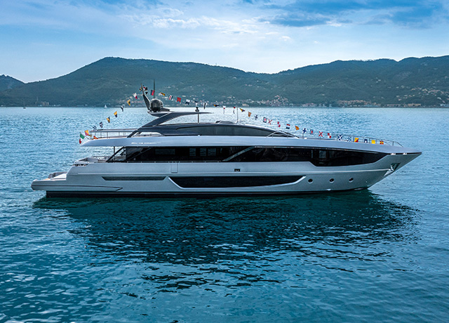 Riva 102’ Corsaro Super : de nouveaux espaces pour profiter du confort et de la convivialité. 