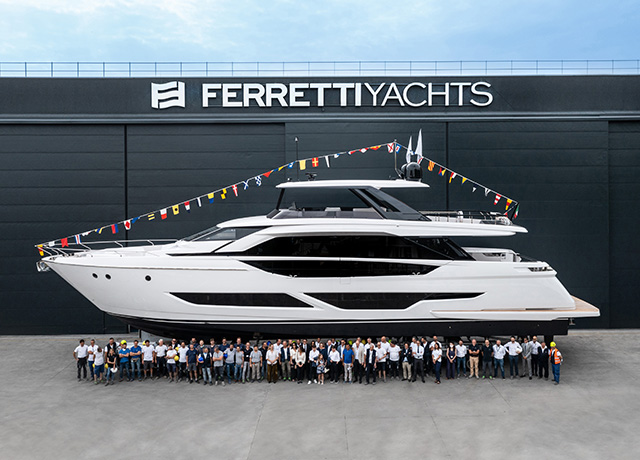 Ferretti Yachts 860: a primeira unidàde chega ao mar. <br />
 