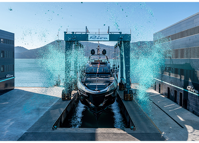 Riva 130’ Bellissima: entra en el agua por segunda vez ”el buque insignia” de la flota Riva.<br />
 