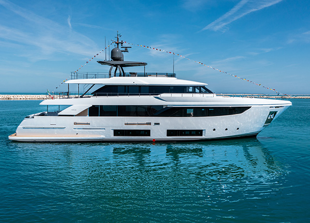 Custom Line festeja la botadura del vigésimo séptimo superyate Navetta 33.<br />
 