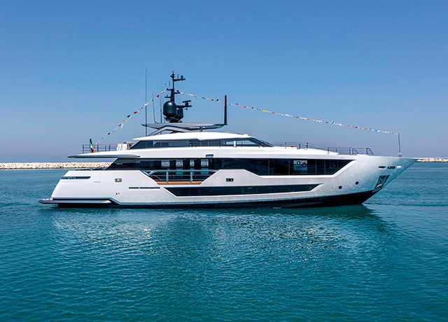 Custom Line 106’ M/Y ÉTOILE : lancement d’une nouvelle star de la ligne à déplacement planant de la marque.<br />
 