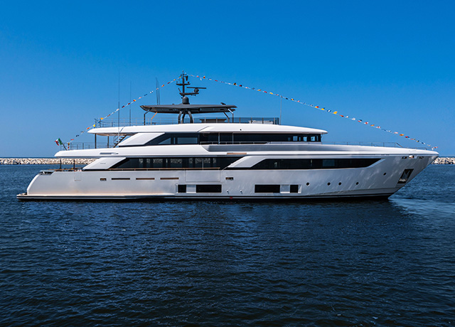 El décimo superyate Custom Line Navetta 42 conquista el mar con dinamismo y belleza.<br />
 