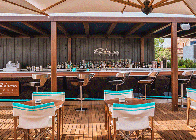 La Costa Smeralda se colore d’aigue-marine combinée avec l’acajou : le Riva Lounge de nouveau ouvert à Porto Cervo.<br />
 