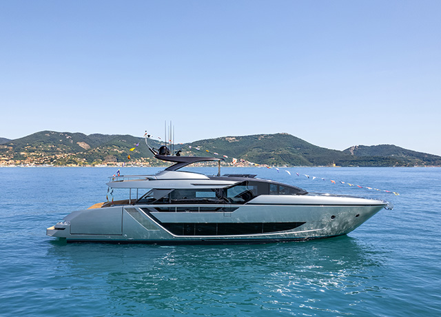 New Riva 82’ Diva: the flybridge with endless outdoor space.
